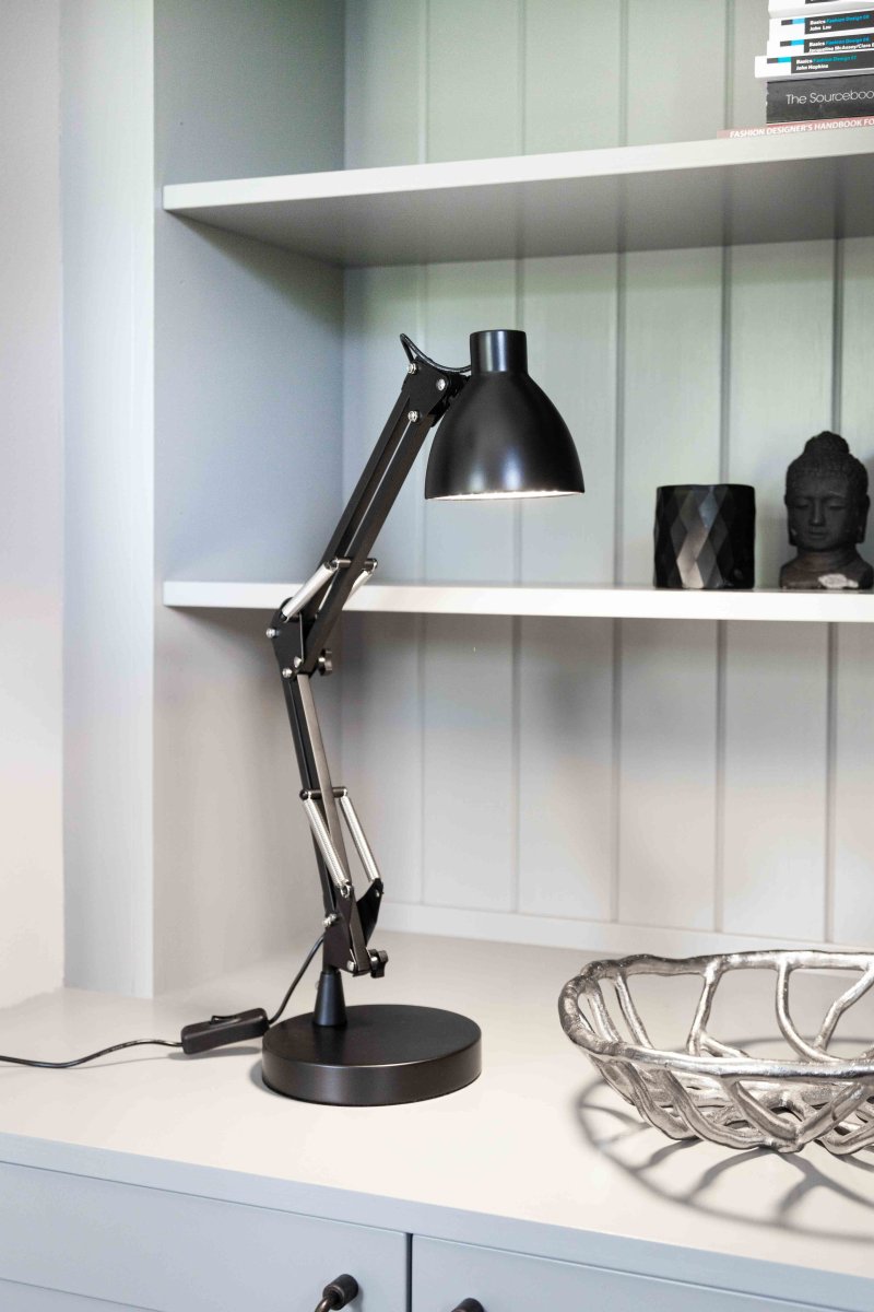 Bronx 40cm Zwart bureaulamp Van Halo Design - Dankzij de beweegbare scharnieren kunt u de lichtinval precies naar wens instellen en aanpassen.