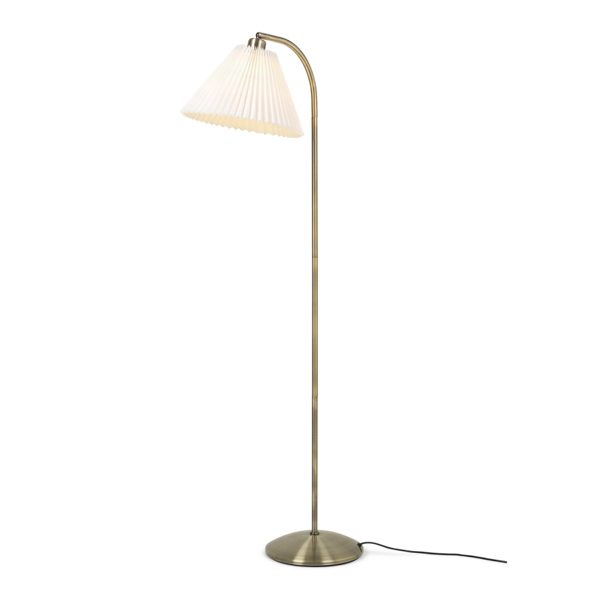 Medina Antiek messing vloerlamp Van Halo Design - De lampenvoet in antieke messing afwerking in combinatie met de beweegbare, geplooide kap cre&euml;ert een sfeervolle sfeer in de kamer.