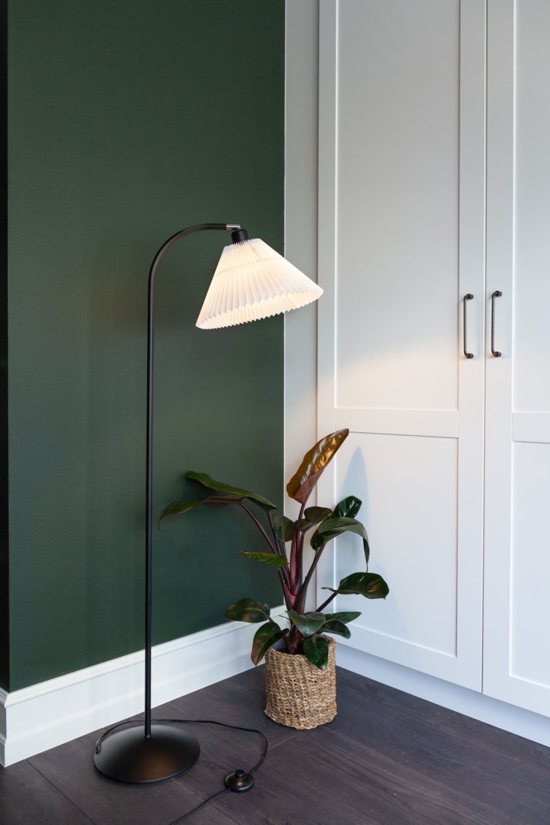 Medina Zwart vloerlamp Van Halo Design - De zwarte lampenvoet in combinatie met de beweegbare, geplooide kap zorgt voor een sfeervolle sfeer in de kamer.