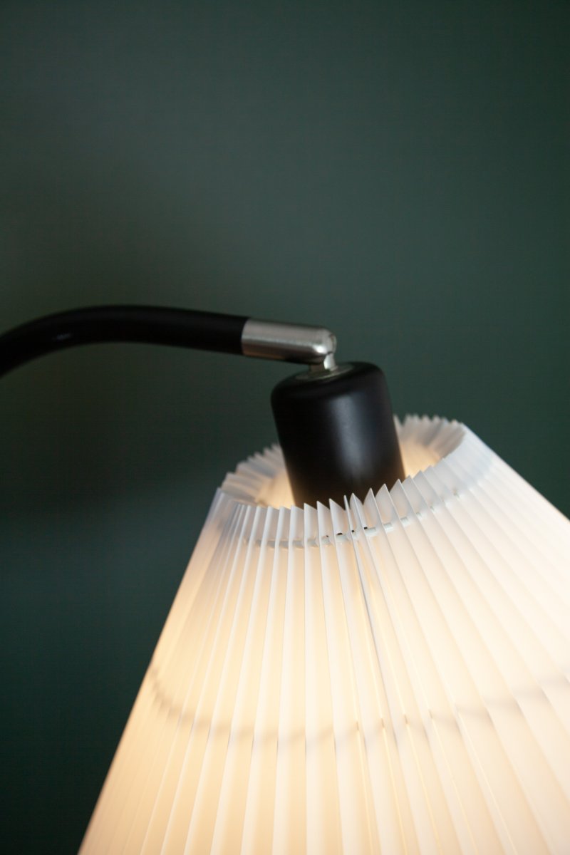 Medina Zwart vloerlamp Van Halo Design - De zwarte lampenvoet in combinatie met de beweegbare, geplooide kap zorgt voor een sfeervolle sfeer in de kamer.