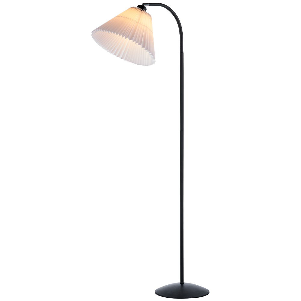 Medina Zwart vloerlamp Van Halo Design - De zwarte lampenvoet in combinatie met de beweegbare, geplooide kap zorgt voor een sfeervolle sfeer in de kamer.