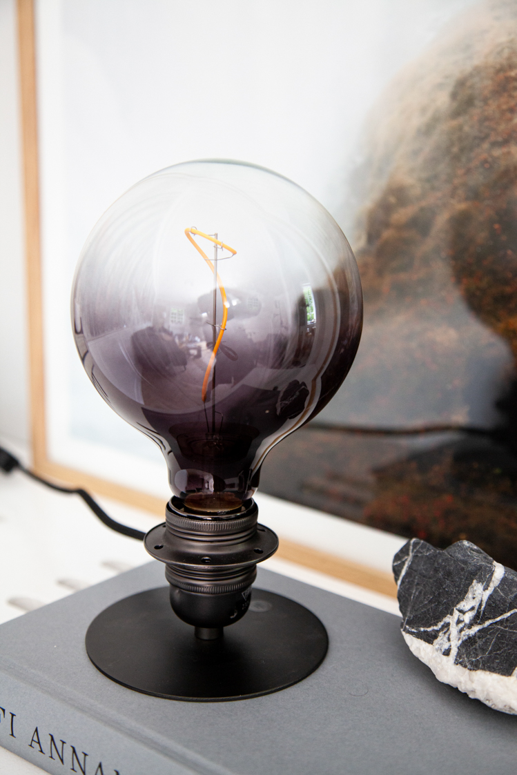 Combi 7cm Donker zilver tafellamp Van Halo Design - Combi heeft een industrieel design met klassieke vormen en een metalen oppervlak.