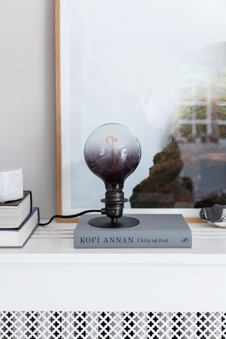 Combi 7cm Donker zilver tafellamp Van Halo Design - Combi heeft een industrieel design met klassieke vormen en een metalen oppervlak.