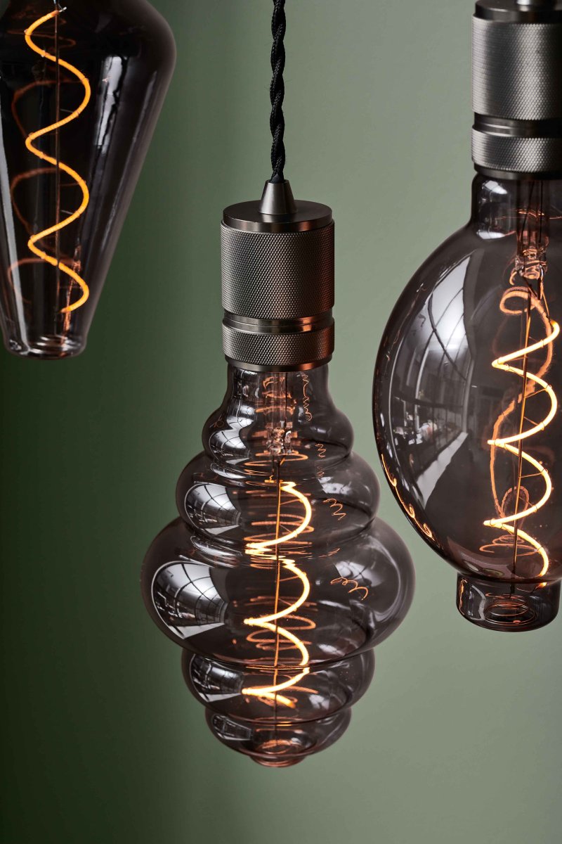 Halo Ø5 Donkergrijs hanglamp Van Halo Design - De robuuste donkergrijze basis Metal geeft een verfijnde uitstraling die perfect past boven de keuken, in de hal of als onderdeel van een groepsverlichting.