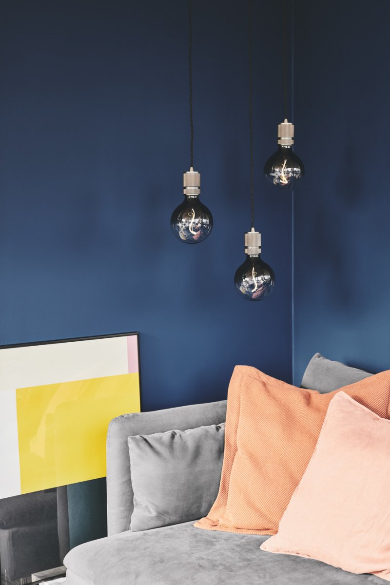 Halo Ø5 Zwart hanglamp Van Halo Design - De robuuste zwarte metalen voet zorgt voor een verfijnde uitstraling die perfect past boven de keuken, in de hal of als onderdeel van een groepsverlichting.