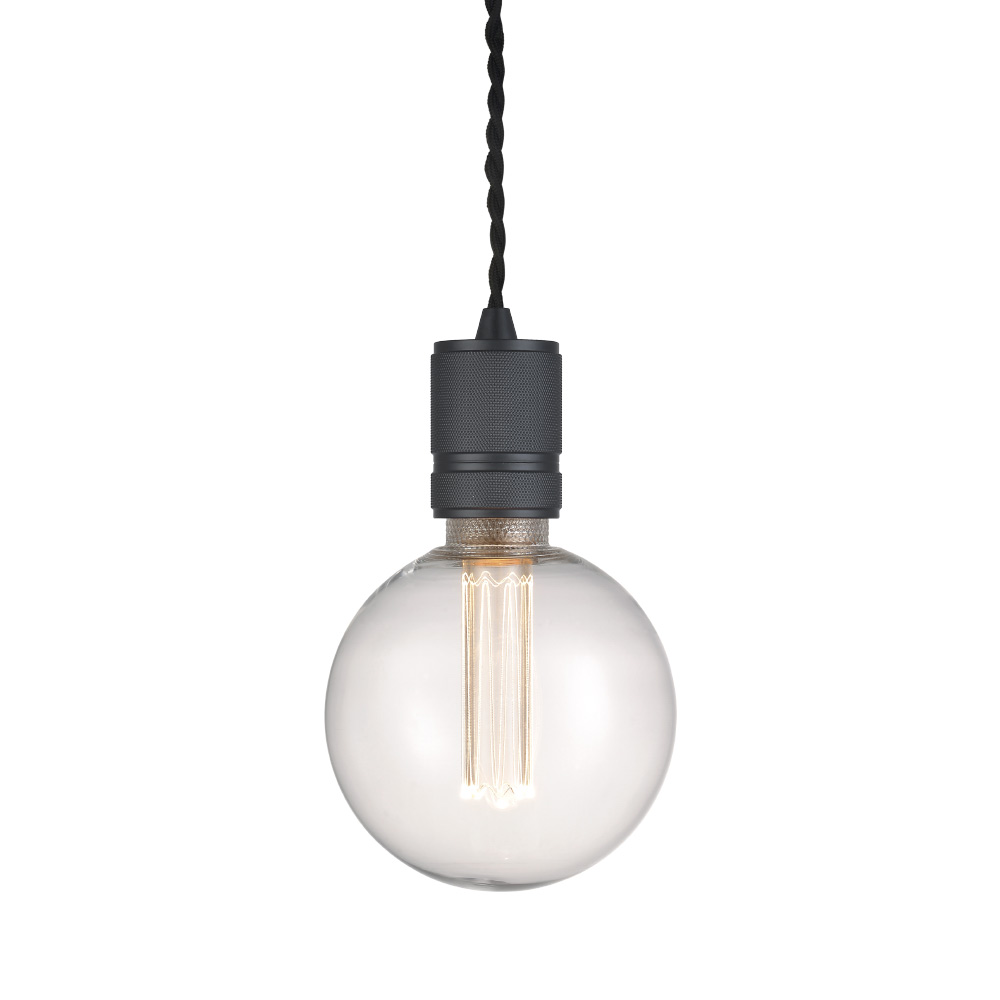 Halo Ø5 Zwart hanglamp Van Halo Design - De robuuste zwarte metalen voet zorgt voor een verfijnde uitstraling die perfect past boven de keuken, in de hal of als onderdeel van een groepsverlichting.