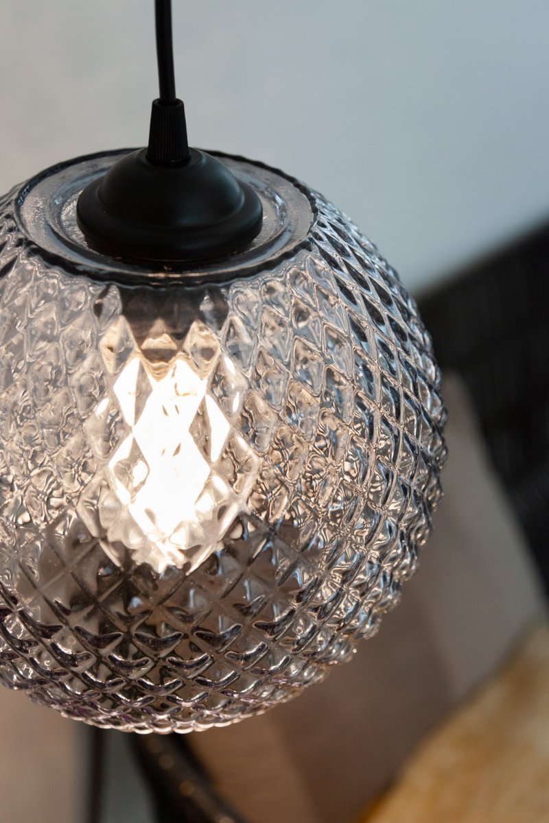 Nobb Ø22 Rook hanglamp Van Halo Design - Geef uw huis een elegante touch met Nobb &ndash; Een stijlvolle en tijdloze plafondlamp met een bolvormige kap van zwart gerookt glas.