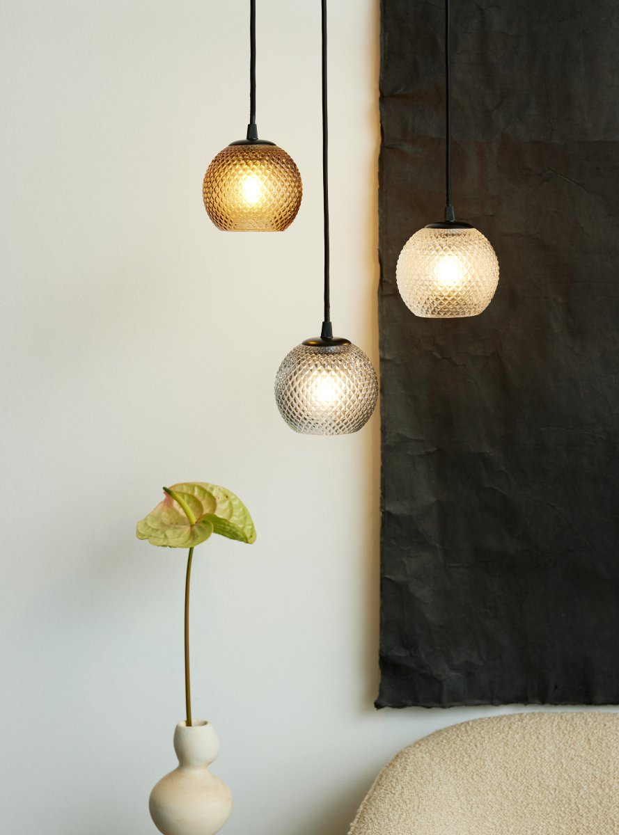 Nobb Ø12 Duidelijk hanglamp Van Halo Design - Geef uw huis een elegante touch met Nobb &ndash; Een stijlvolle en tijdloze plafondlamp met een bolvormige kap van gepatroneerd glas.