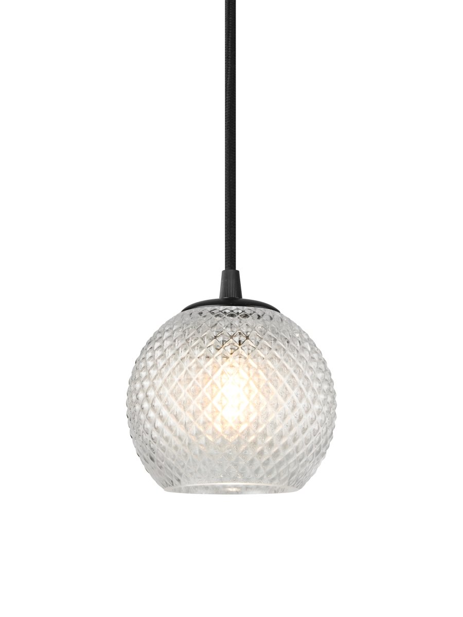 Nobb Ø12 Duidelijk hanglamp Van Halo Design - Geef uw huis een elegante touch met Nobb &ndash; Een stijlvolle en tijdloze plafondlamp met een bolvormige kap van gepatroneerd glas.