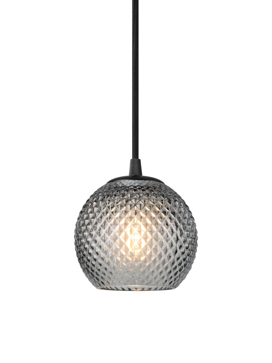  Nobb Ø12 Zwart hanglamp Van Halo Design - Geef uw huis een elegante touch met Nobb &ndash; Een stijlvolle en tijdloze plafondlamp met een bolvormige kap van zwart gerookt glas.