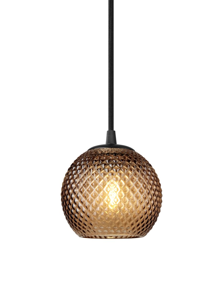 Nobb Ø12 Amber hanglamp Van Halo Design - Geef uw huis een elegante touch met Nobb &ndash; Een stijlvolle en tijdloze plafondlamp met een bolvormige kap van gepatroneerd, amberkleurig glas.
