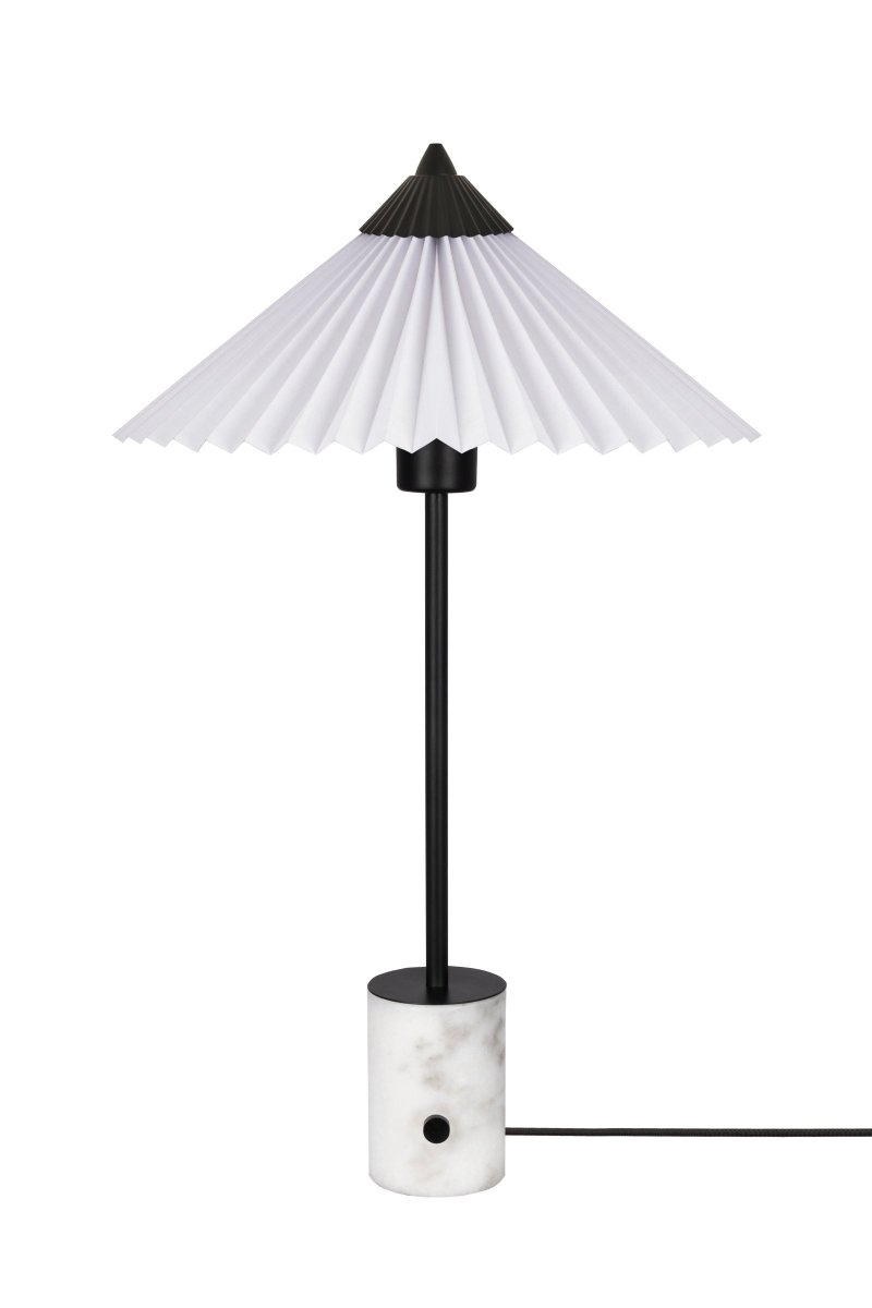 Matisse 50cm Wit tafellamp Van Globen Lighting - De lamp heeft een geplooide witte stoffen kap en is versierd met een bijpassende geplooide bovenkant van matzwart gelakt metaal.