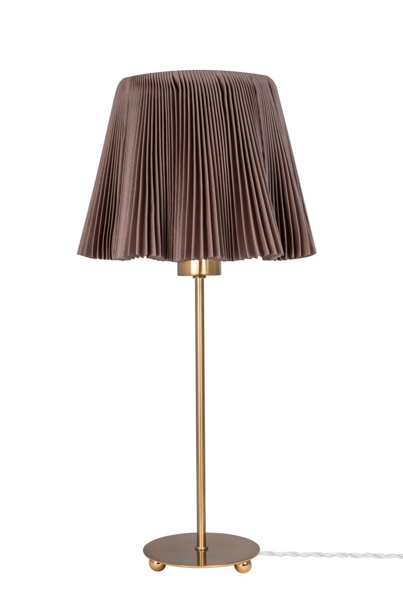 Edith 50cm Bruin tafellamp Van Globen Lighting - Edith heeft een cr&egrave;mewitte, geplooide textielkleur met een prachtige glans en valt mooi dankzij de goed gevulde textielsoort.