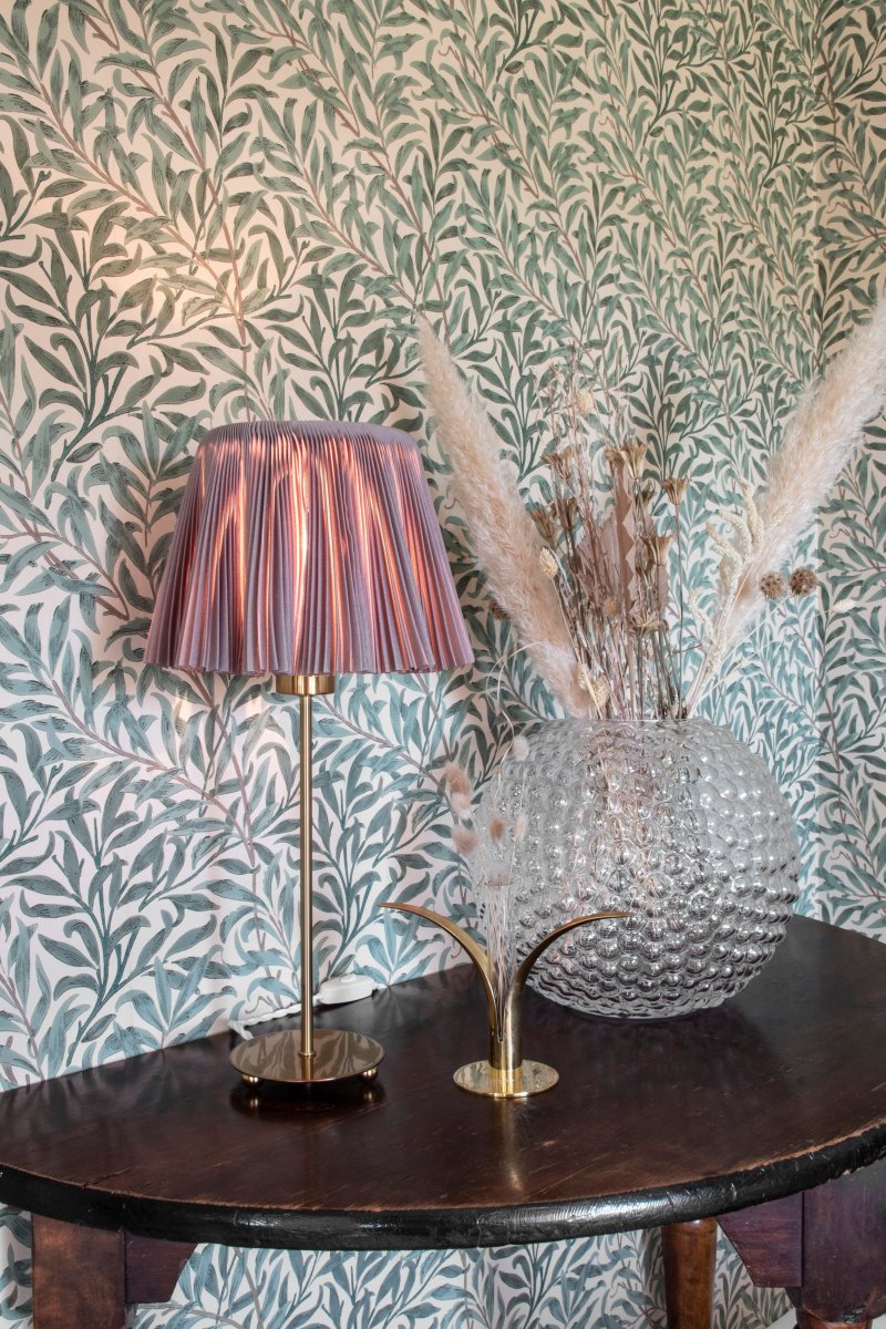 Edith 50cm Bruin tafellamp Van Globen Lighting - Edith heeft een cr&egrave;mewitte, geplooide textielkleur met een prachtige glans en valt mooi dankzij de goed gevulde textielsoort.