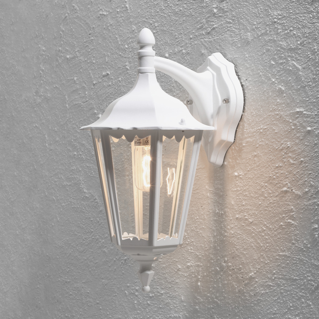 Firenze Wit buitenlamp Van Konstsmide - Het elegante design en het warme licht van de lamp cre&euml;ren een uitnodigende sfeer die perfect is voor entrees en terrassen.