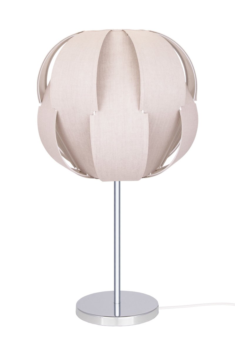 Pavot 47cm Beige tafellamp Van Globen Lighting - De linnen stof is gespannen om een metalen frame en de voet is gemaakt van metaal in de kleur chroom.