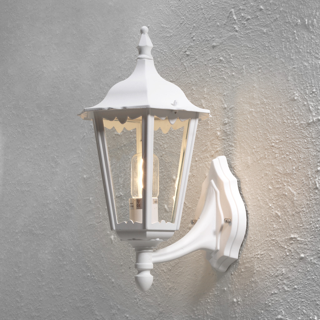 Firenze Wit buitenlamp Van Konstsmide - Het elegante design en het warme licht van de lamp creëren een uitnodigende sfeer die perfect is voor entrees en terrassen.