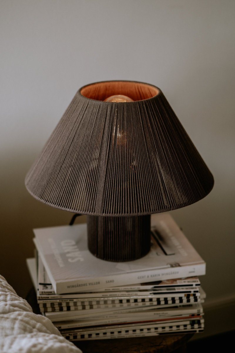 Anna 32cm Bruin tafellamp Van Globen Lighting - Het draad waarvan de lamp is gemaakt, is met de hand gewikkeld.