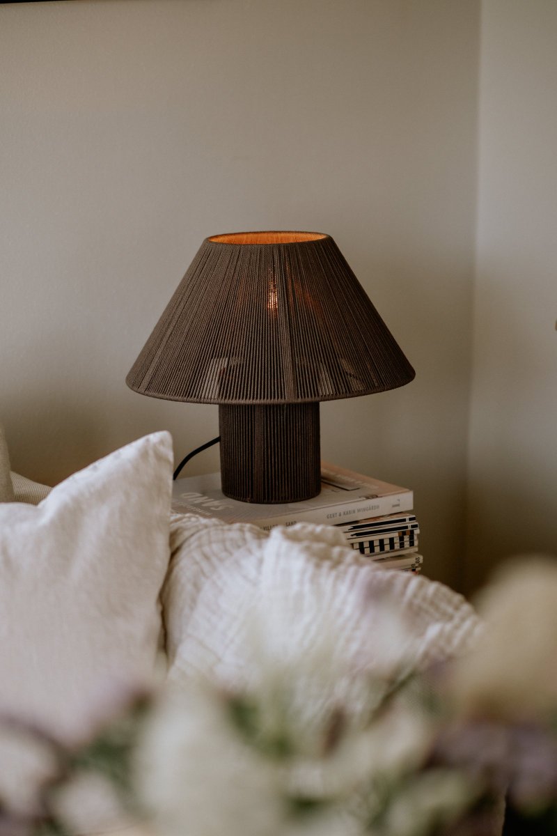 Anna 32cm Bruin tafellamp Van Globen Lighting - Het draad waarvan de lamp is gemaakt, is met de hand gewikkeld.