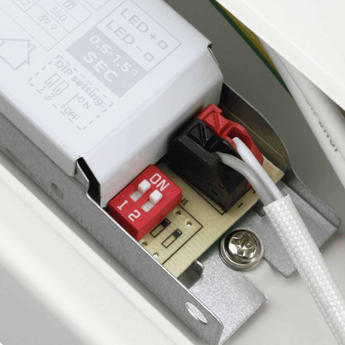 Liny Basic 4000K 160cm Wit Van Designlight - De armatuur is voorzien van een instelbaar vermogen via een dip-schakelaar, waardoor het lichtniveau en het energieverbruik eenvoudig kunnen worden aangepast aan de behoeften van de ruimte.