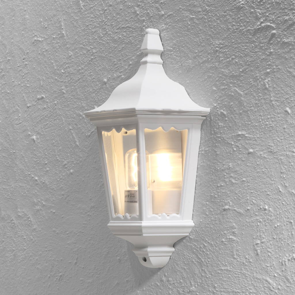 Firenze Wit buitenlamp Van Konstsmide - Het elegante design en het warme licht van de lamp creëren een uitnodigende sfeer die perfect is voor entrees en terrassen.