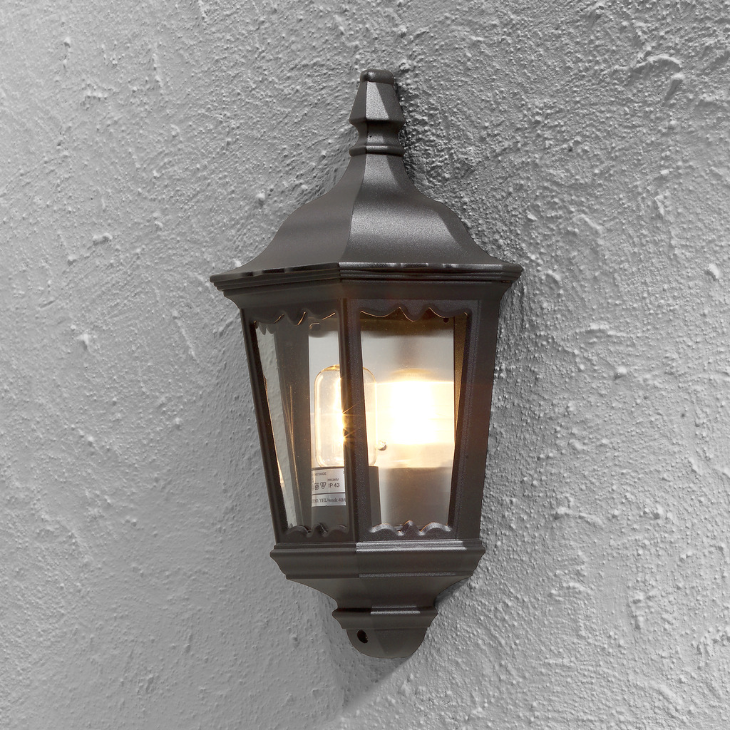 Firenze Zwart buitenlamp Van Konstsmide - Het elegante design en het warme licht van de lamp cre&euml;ren een uitnodigende sfeer die perfect is voor entrees en terrassen.