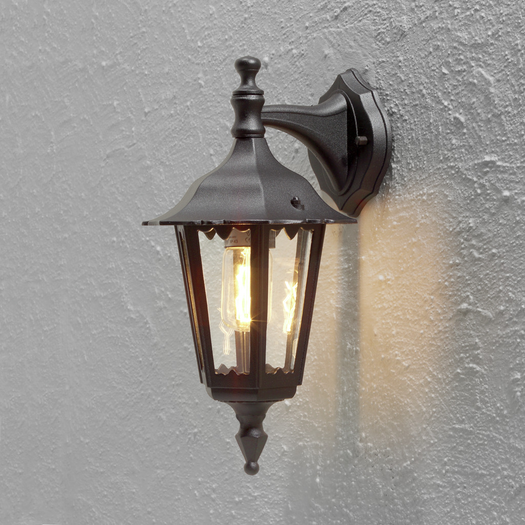 Firenze Zwart buitenlamp Van Konstsmide - Het elegante design en het warme licht van de lamp creëren een uitnodigende sfeer die perfect is voor entrees en terrassen.