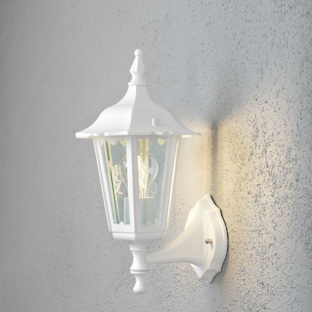 Firenze Wit buitenlamp Van Konstsmide - Het elegante design en het warme licht van de lamp cre&euml;ren een uitnodigende sfeer die perfect is voor entrees en terrassen.