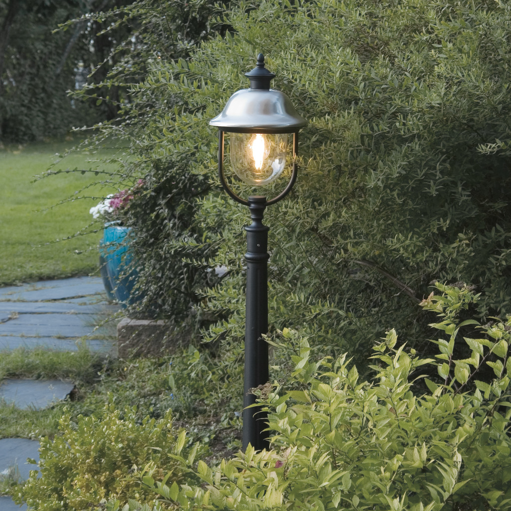 Parma 125cm Zwart lichtpaaltjes Van Konstsmide - De Parma Bollard is een elegante lantaarn van zwart aluminium.