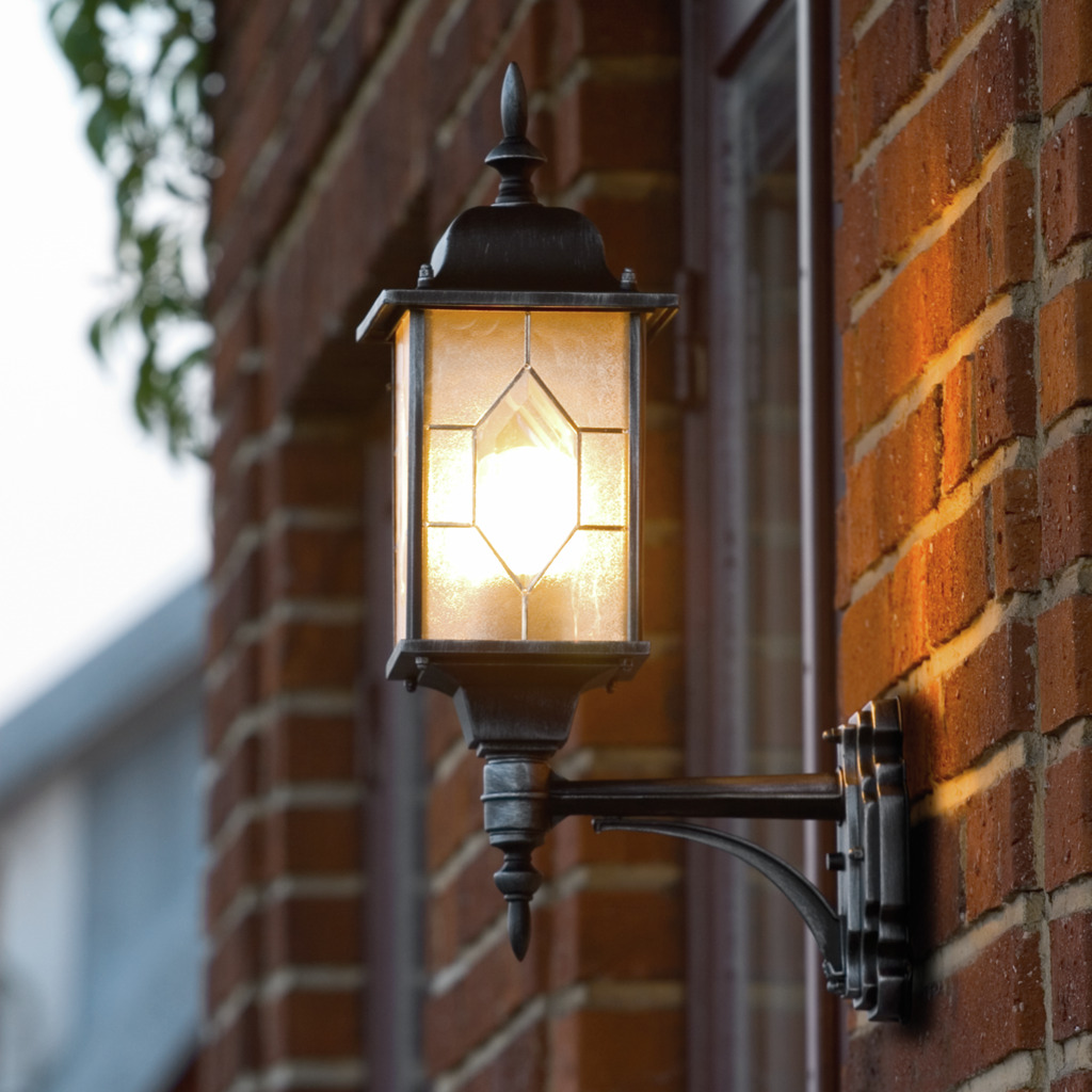 Milano Zwart buitenlamp Van Konstsmide - Verfraai uw gevel met deze elegante en klassieke wandlamp, ideaal voor het creëren van een gastvrije en verfijnde sfeer.