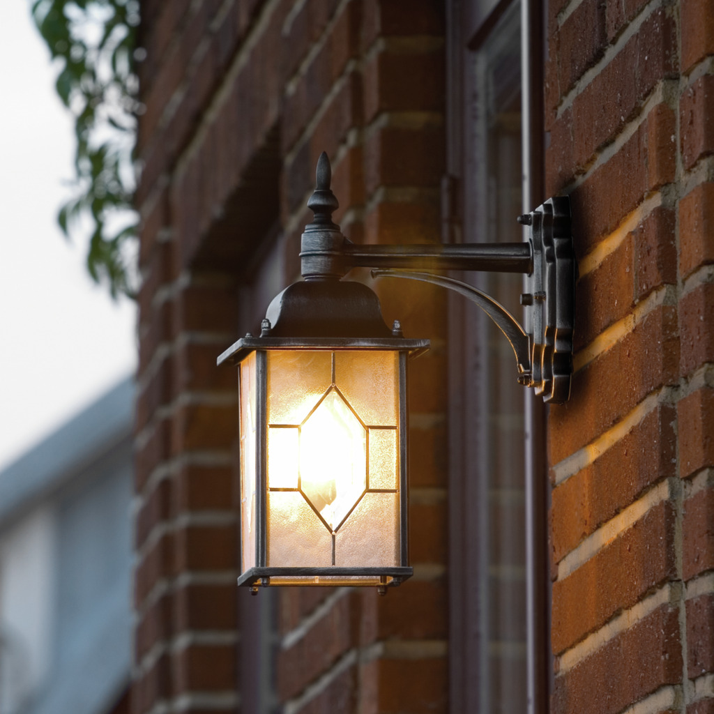 Milano Zwart buitenlamp Van Konstsmide - Verfraai uw gevel met deze elegante en klassieke wandlamp, ideaal voor het creëren van een gastvrije en verfijnde sfeer.