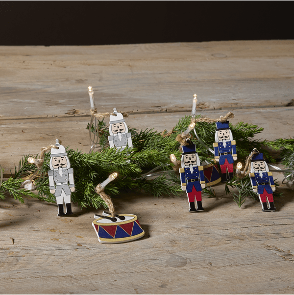 Lichtsnoer Nutcracker 1,8m Veelkleurig Van Star Trading - Lichtsnoer voor binnen, versierd met 10 houten figuurtjes in de kleuren blauw/grijs/wit en rood.