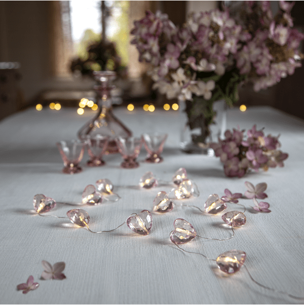 Lichtsnoer Valentine Roze Van Star Trading - Met een dunne zilverkleurige metalen kabel en 12 warmwitte LED-diodes geeft hij een gezellige en sfeervolle gloed.