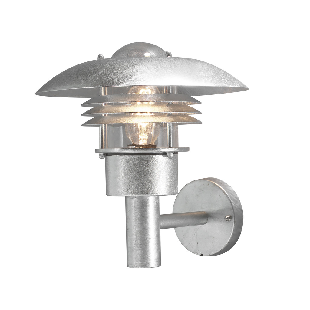 Modena Gegalvaniseerd staal buitenlamp Van Konstsmide - Dankzij het beschermende dak en het stijlvolle design zorgt het voor een aangenaam en gericht licht, ideaal voor het cre&euml;ren van een veilige en uitnodigende sfeer buitenshuis.