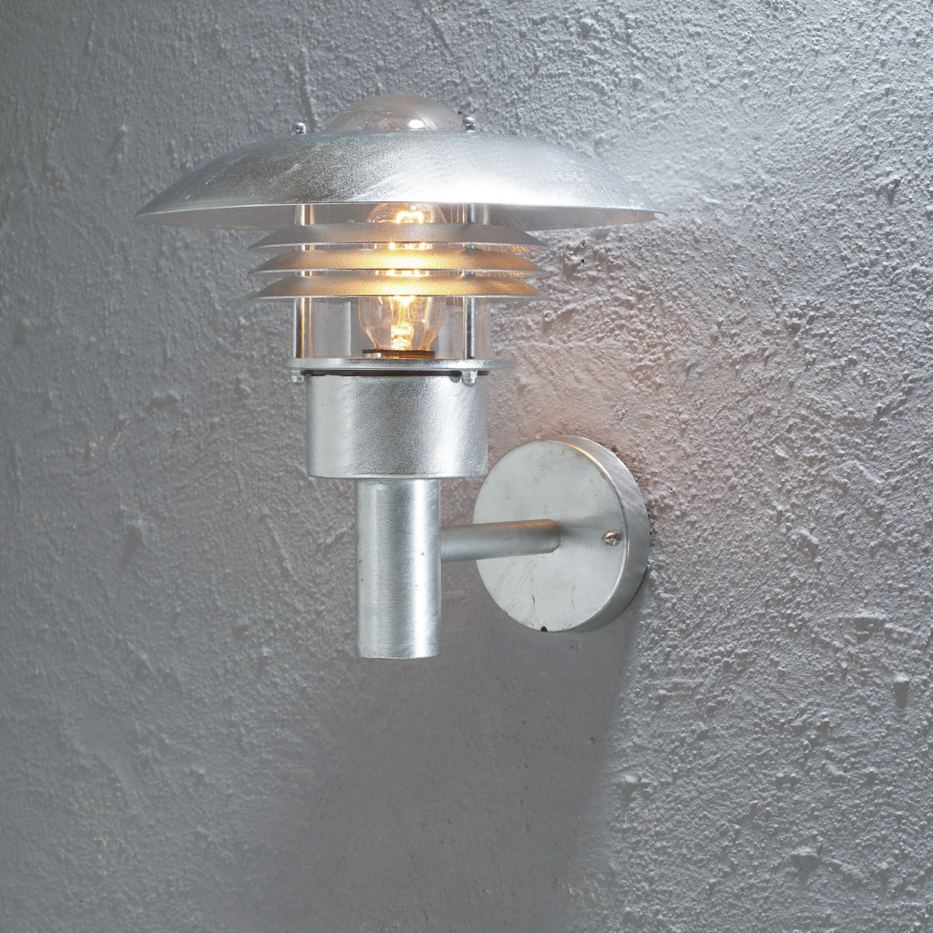 Modena Gegalvaniseerd staal buitenlamp Van Konstsmide - Dankzij het beschermende dak en het stijlvolle design zorgt het voor een aangenaam en gericht licht, ideaal voor het cre&euml;ren van een veilige en uitnodigende sfeer buitenshuis.