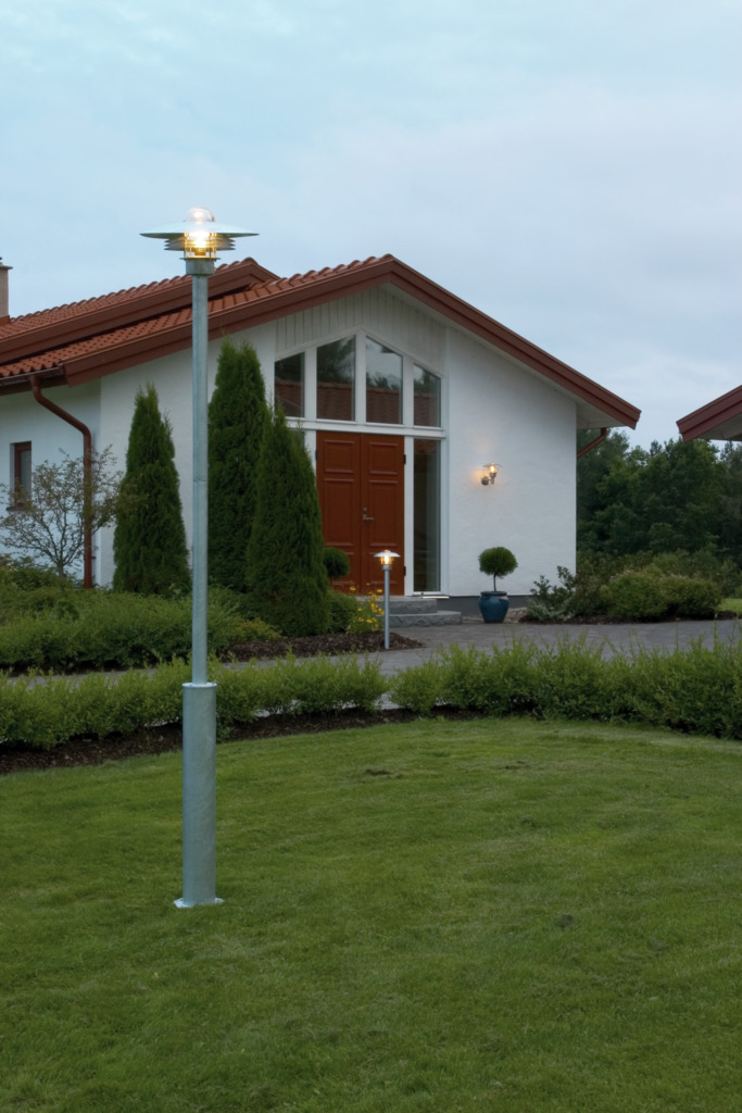 Modena Gegalvaniseerd staal buitenlamp Van Konstsmide - Dankzij het beschermende dak en het stijlvolle design zorgt het voor een aangenaam en gericht licht, ideaal voor het cre&euml;ren van een veilige en uitnodigende sfeer buitenshuis.