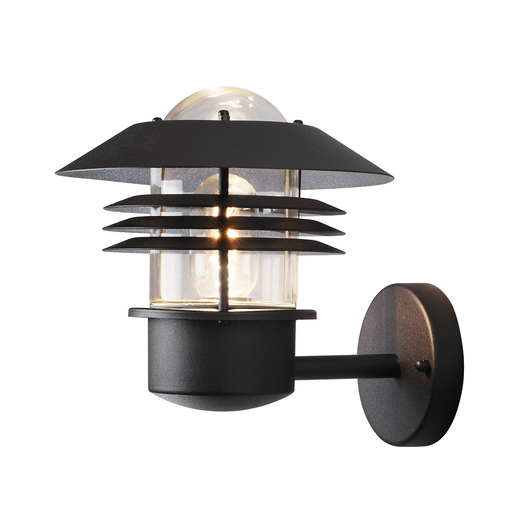 Modena Zwart buitenlamp Van Konstsmide - Dankzij het beschermende dak en het stijlvolle design zorgt het voor een aangenaam en gericht licht, ideaal voor het creëren van een veilige en uitnodigende sfeer buitenshuis.