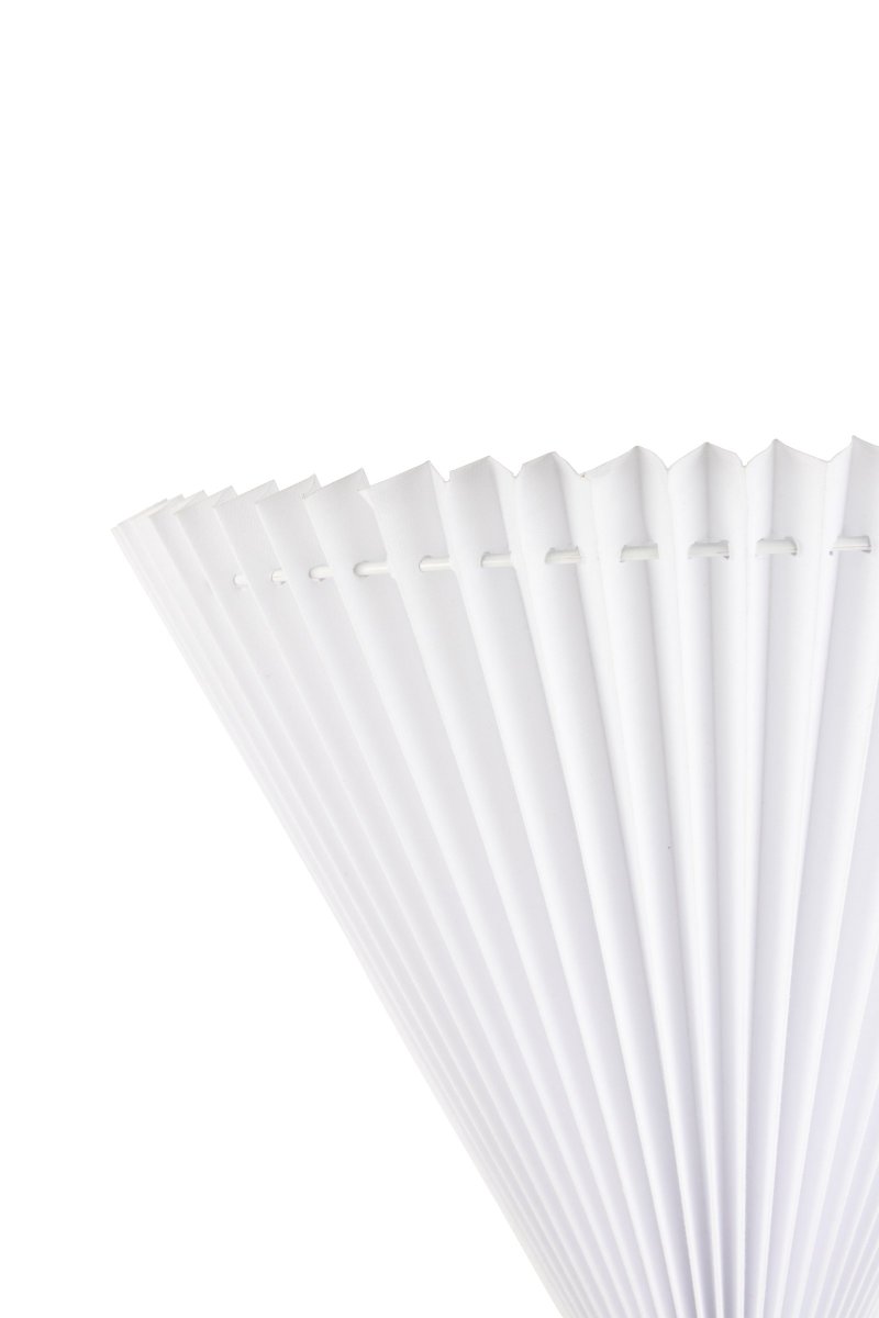 Matisse 34cm Wit wandlamp Van Globen Lighting - Met zijn witte geplooide textielen kap en bijpassende zwarte metalen details staat deze wandlamp prachtig in zowel trendy als klassieke woningen.