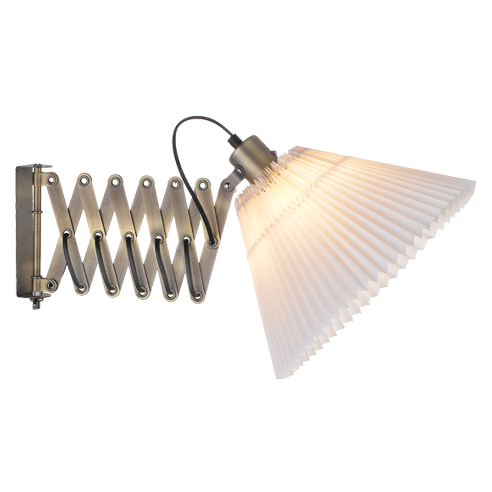Medina Ø33 Antiek messing wandlamp Van Halo Design - Dankzij de arm met antieke messing afwerking en de geplooide, hoekige kap is deze lamp perfect als leeslamp voor in de leeshoek of in de woonkamer.