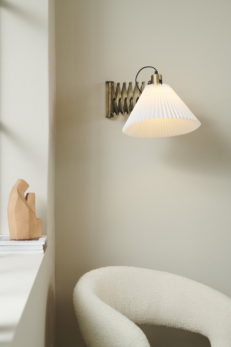 Medina Ø33 Antiek messing wandlamp Van Halo Design - Dankzij de arm met antieke messing afwerking en de geplooide, hoekige kap is deze lamp perfect als leeslamp voor in de leeshoek of in de woonkamer.