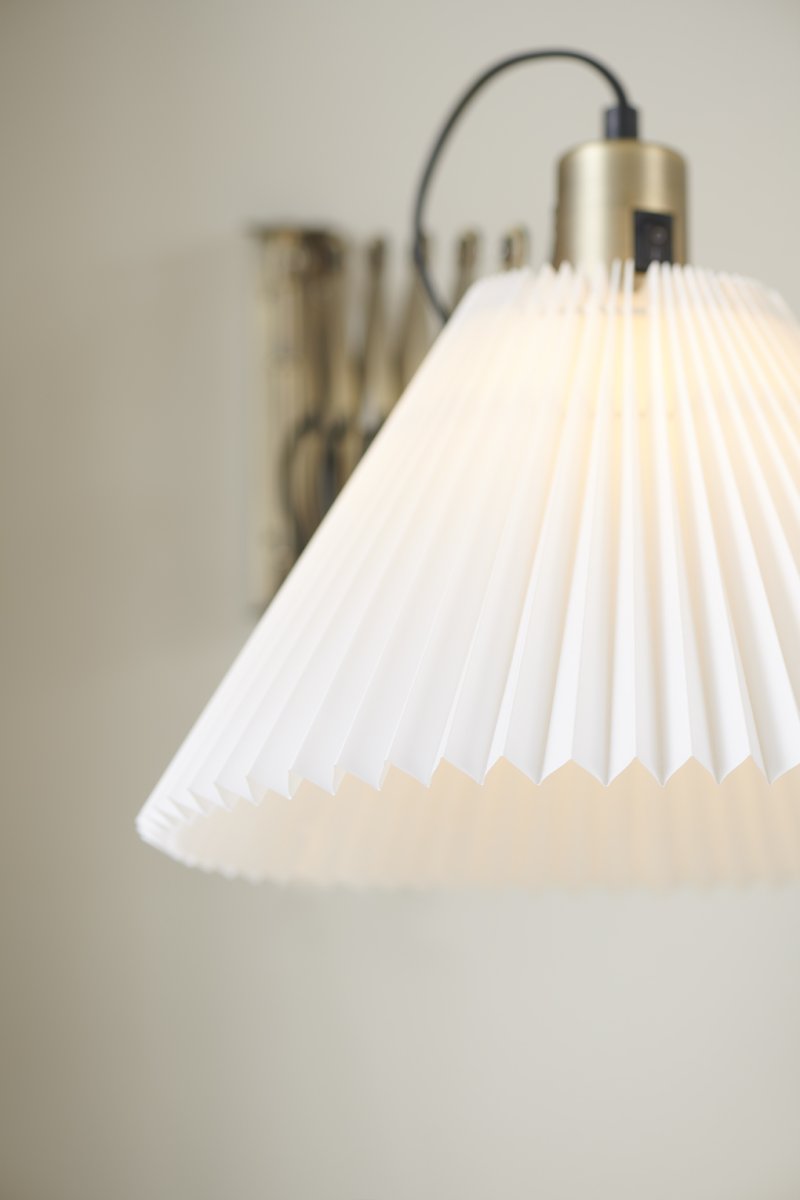 Medina Ø33 Antiek messing wandlamp Van Halo Design - Dankzij de arm met antieke messing afwerking en de geplooide, hoekige kap is deze lamp perfect als leeslamp voor in de leeshoek of in de woonkamer.