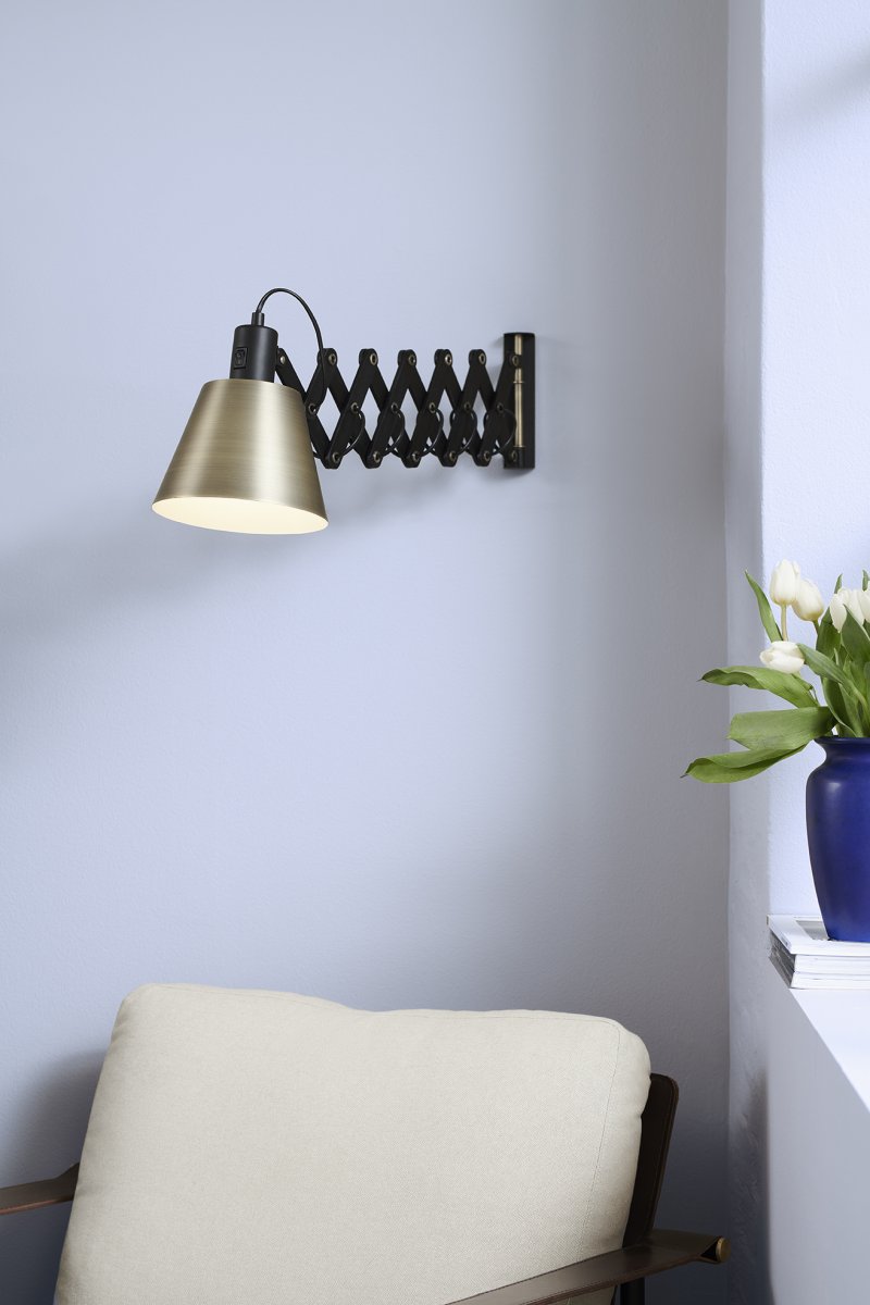 Vintage Ø18 Antiquiteit wandlamp Van Halo Design - De stevige zwarte metalen arm en de messingkleurige kap geven de lamp een authentieke retrostijl die zowel in moderne als klassieke interieurs past.