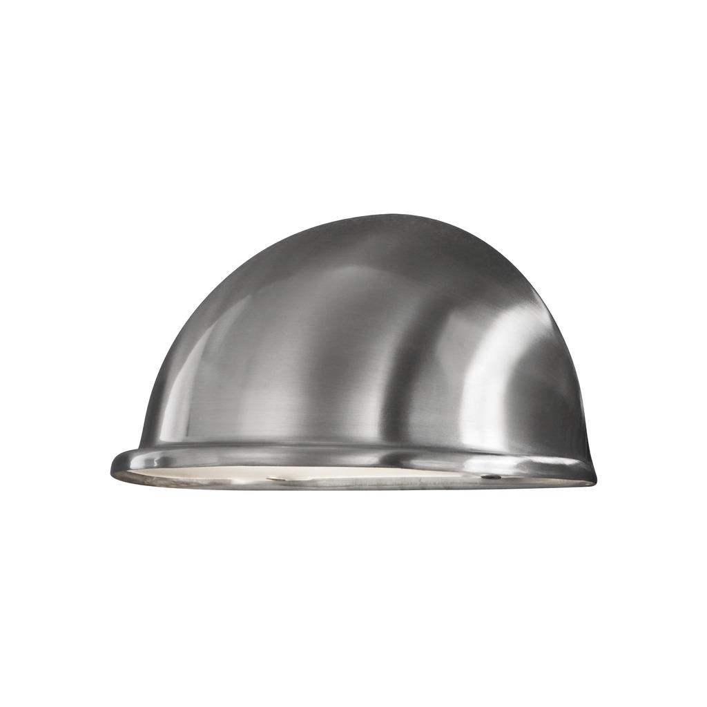 Torino Zilver buitenlamp Van Konstsmide - Het roestvrijstalen ontwerp en de minimalistische halvemaanvorm zorgen voor een subtiel en aangenaam licht dat perfect is voor terrassen, looppaden en entrees.