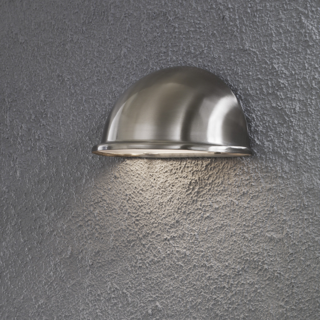 Torino Zilver buitenlamp Van Konstsmide - Het roestvrijstalen ontwerp en de minimalistische halvemaanvorm zorgen voor een subtiel en aangenaam licht dat perfect is voor terrassen, looppaden en entrees.