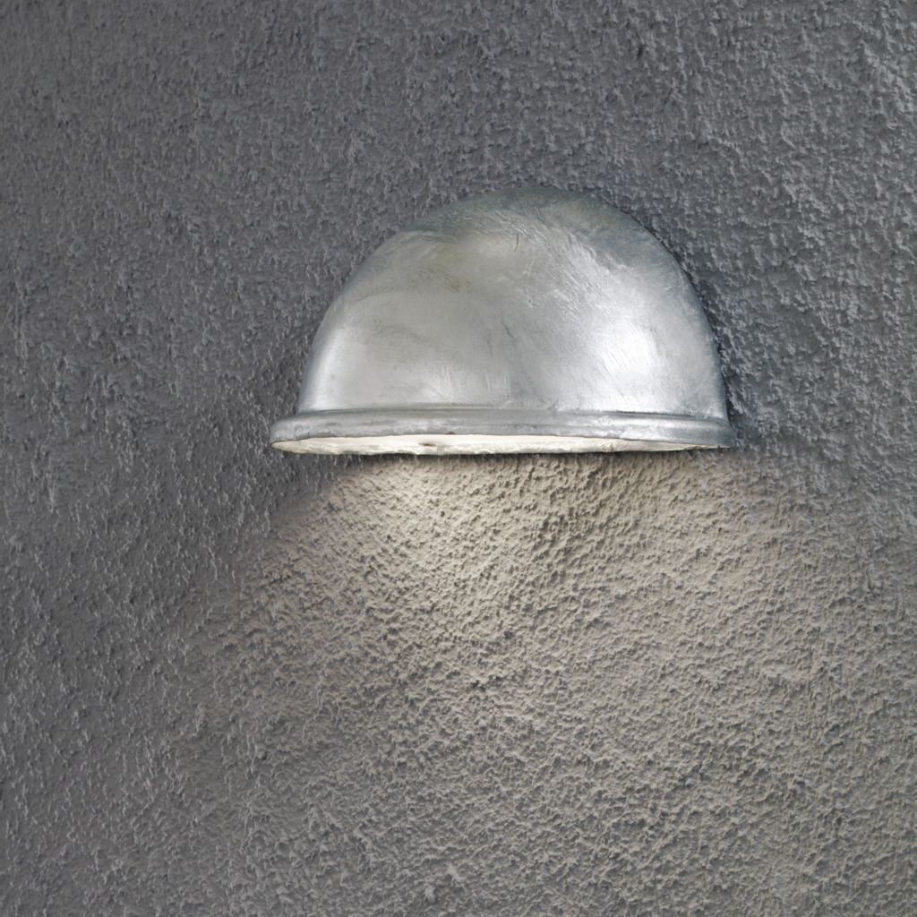 Torino Gegalvaniseerd staal buitenlamp Van Konstsmide - Het gegalvaniseerde stalen ontwerp en de minimalistische halvemaanvorm zorgen voor een subtiel en aangenaam licht dat perfect is voor terrassen, looppaden en ingangen.