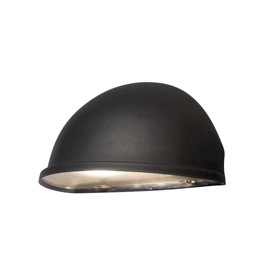 Torino Zwart buitenlamp Van Konstsmide - De matte zwarte afwerking en minimalistische halvemaanvorm zorgen voor een subtiel en aangenaam licht dat perfect is voor terrassen, looppaden en ingangen.