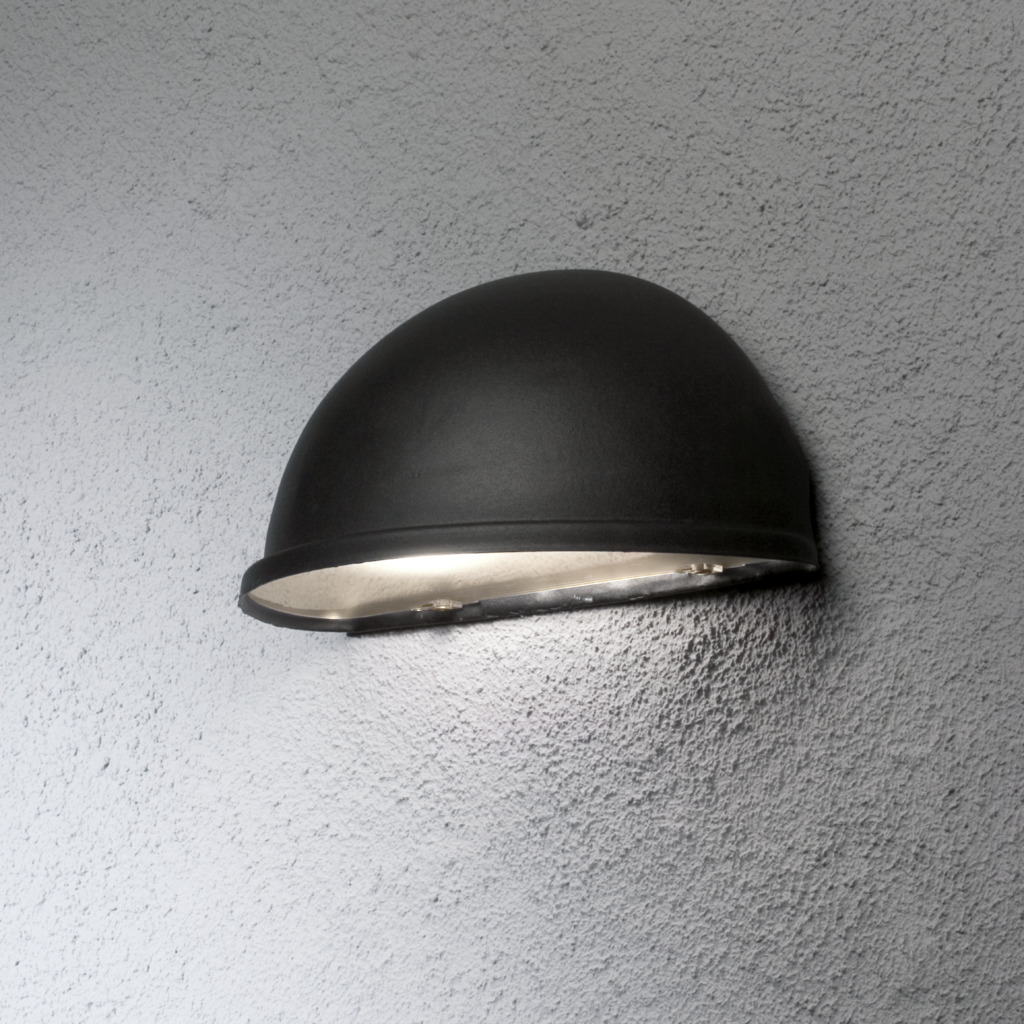 Torino Zwart buitenlamp Van Konstsmide - De matte zwarte afwerking en minimalistische halvemaanvorm zorgen voor een subtiel en aangenaam licht dat perfect is voor terrassen, looppaden en ingangen.