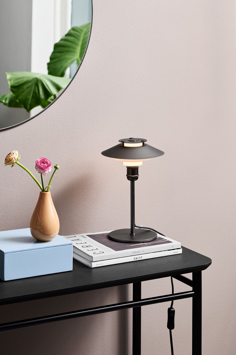1123 28cm Zwart tafellamp Van Halo Design - De 1123 lamp is een moderne tafellamp met een industrieel design.