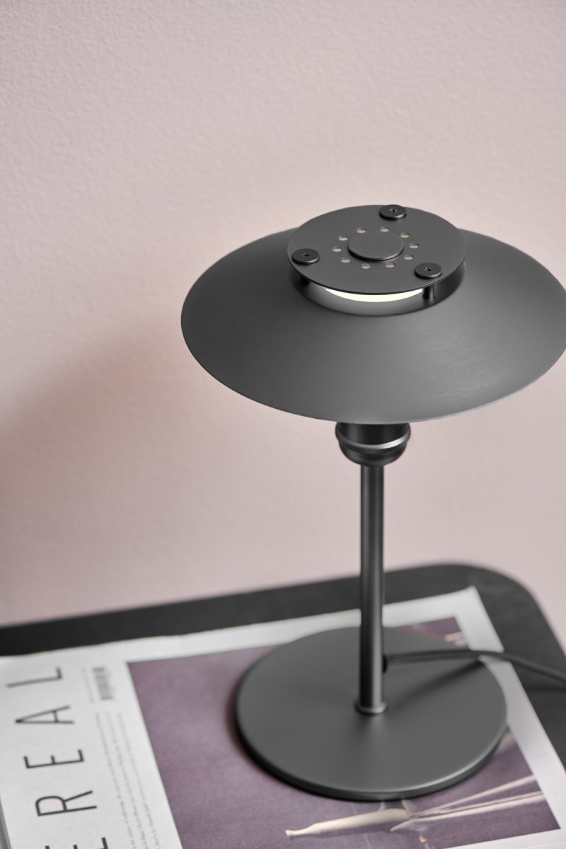1123 28cm Zwart tafellamp Van Halo Design - De 1123 lamp is een moderne tafellamp met een industrieel design.