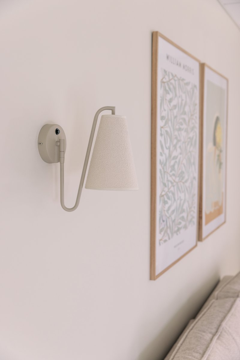 Lou 28cm Beige wandlamp Van Globen Lighting - Lou is een functionele en decoratieve wandlamp met een buisvormig scharnier en een lampenkap van boucl&eacute;-stof.